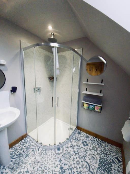 לאנבדר Artro Lodge Luxury 3 Bedroom, 3 Bathroom & Hot Tub מראה חיצוני תמונה