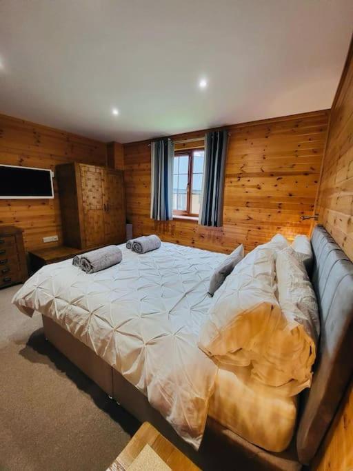 לאנבדר Artro Lodge Luxury 3 Bedroom, 3 Bathroom & Hot Tub מראה חיצוני תמונה