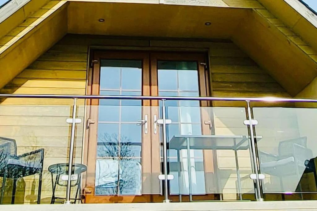 לאנבדר Artro Lodge Luxury 3 Bedroom, 3 Bathroom & Hot Tub מראה חיצוני תמונה